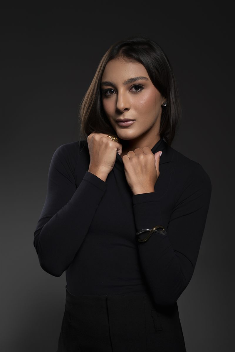 Dra. Ana Carolina de Castro em retrato de estúdio sobre fundo escuro.