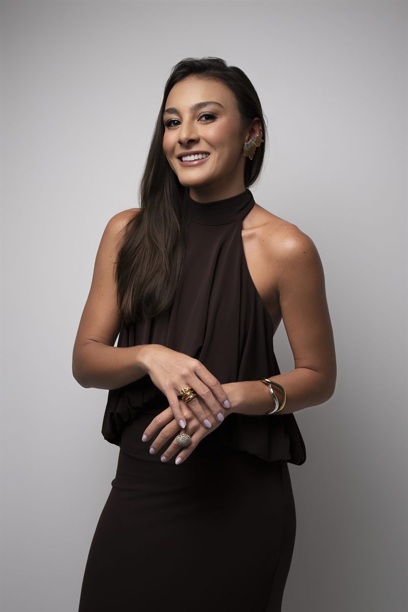 Dra. Ana Carolina de Castro sorrindo, em fundo claro.