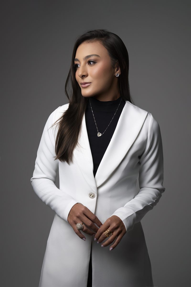 Retrato da Dra. Ana Carolina de Castro em jaleco branco.